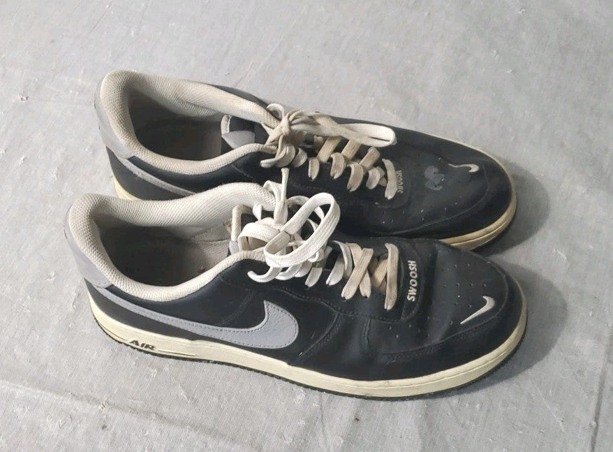Nike Air Swoosh Size 10.5 Dark Blue